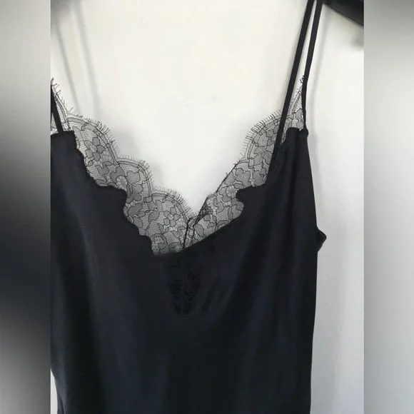 MaxMara Elegant Black Camisole with Lace Trim - Picture 4 of 5